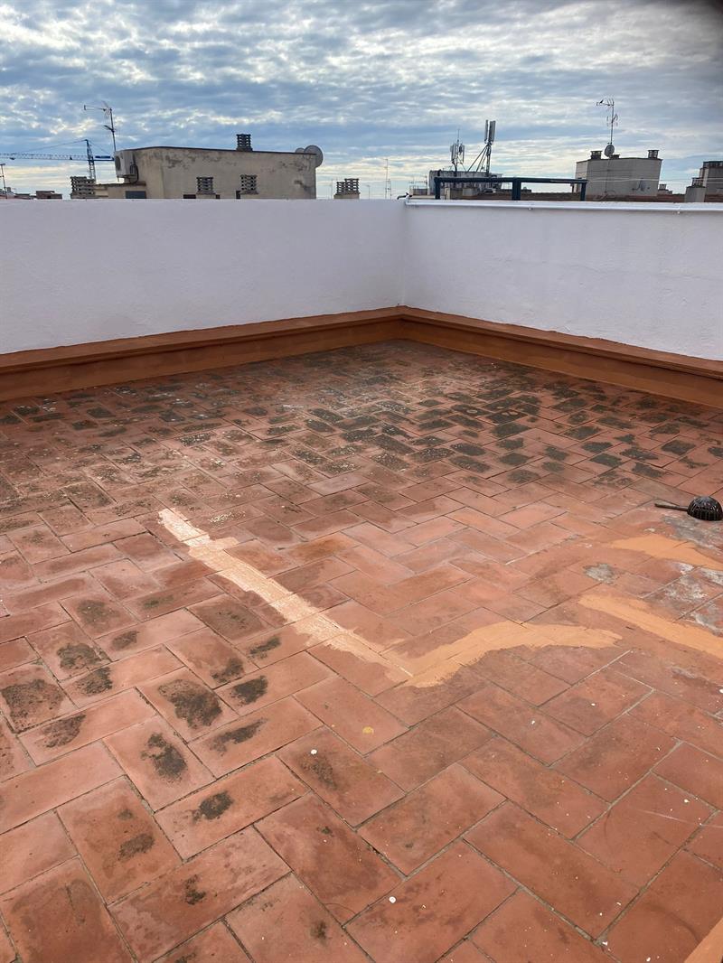 cubierta dañada con filtraciones de agua en Cubelles vista 2 